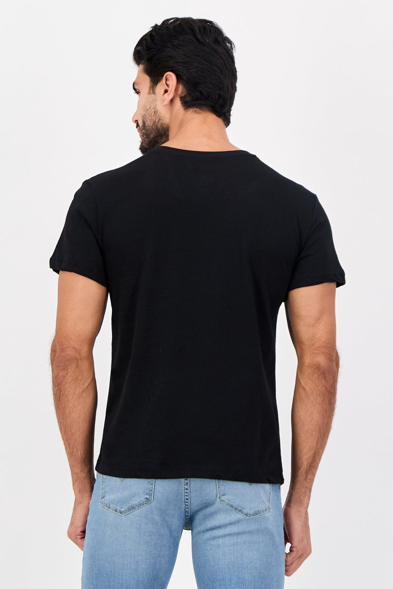 Frye تي شيرت قصير الأكمام للرجال بأربعة قطع بتصميم على شكل حرف V مع شعار العلامة التجارية، أسود - Image 3